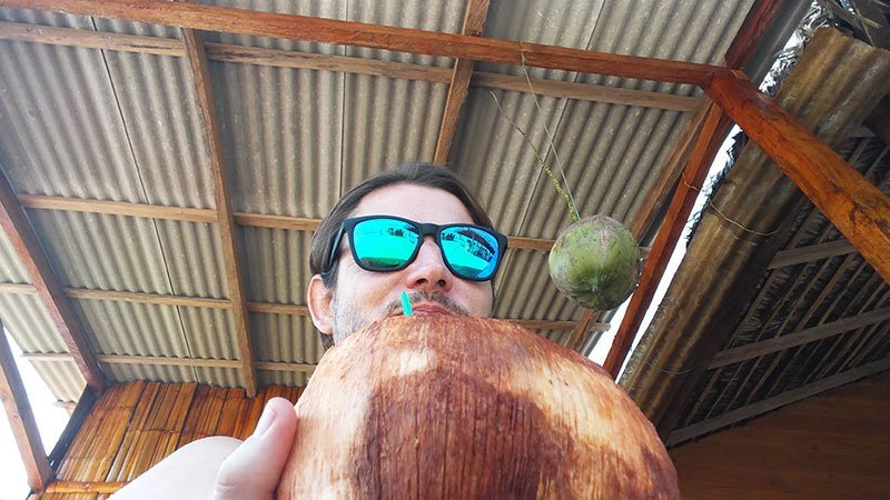 Agua ce coco helado en Montañita Ecuador Olon