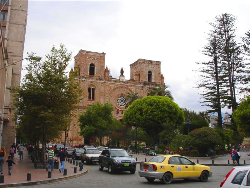 Catedral de la Inmaculada Concepción en el Parque Calderón de Cuenca, Ecuador