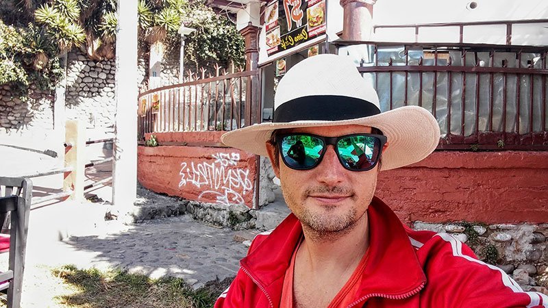 Con el clásico Panama Hat de Cuenca