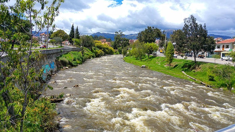 Río Yanuncay en Cuenca, Ecuador