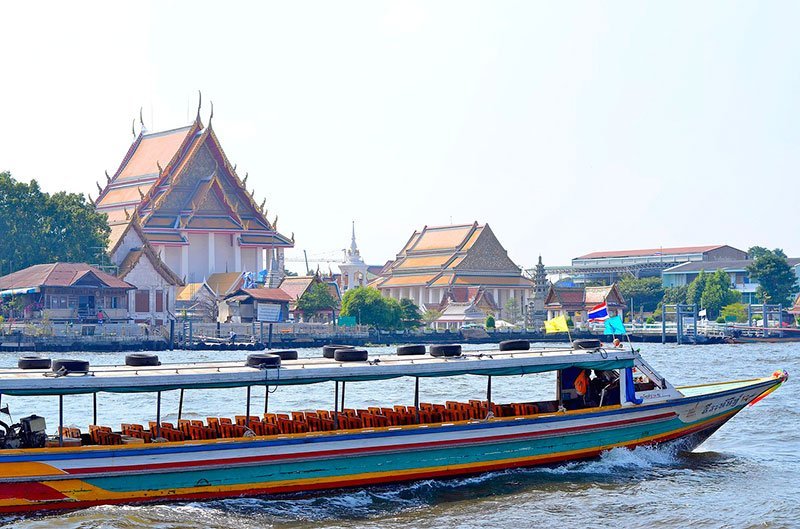 Transporte por río en Chao Phraya en Bargkok barco de bandera amarilla